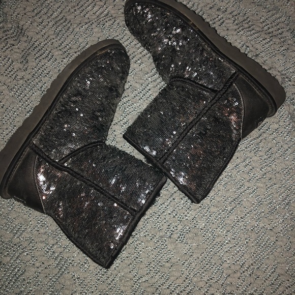 UGG Other - UGG MID BLACK SILVER BOOTS SZ 6